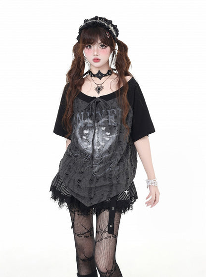 グレーのネックライン、ダメージ加工の穴、カラーブロックデザイン、セルフタイストラップ、ブラックとグラフィックのTシャツ