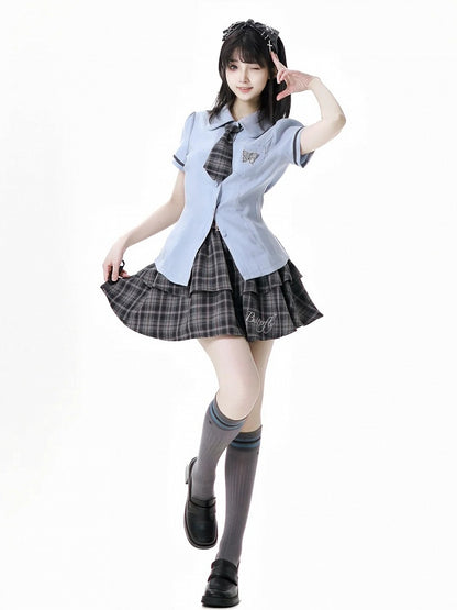 グレーブルーのプレッピースタイルの半袖チェック柄ネクタイ付きシャツ