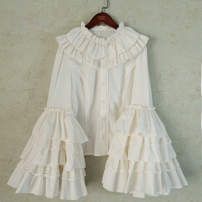 Weiße Bluse mit Rüschenausschnitt und mehrlagigen Glockenärmeln