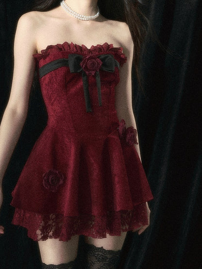 Weinrotes trägerloses Kleid mit Rosenverzierungen und Plüschschal-Set