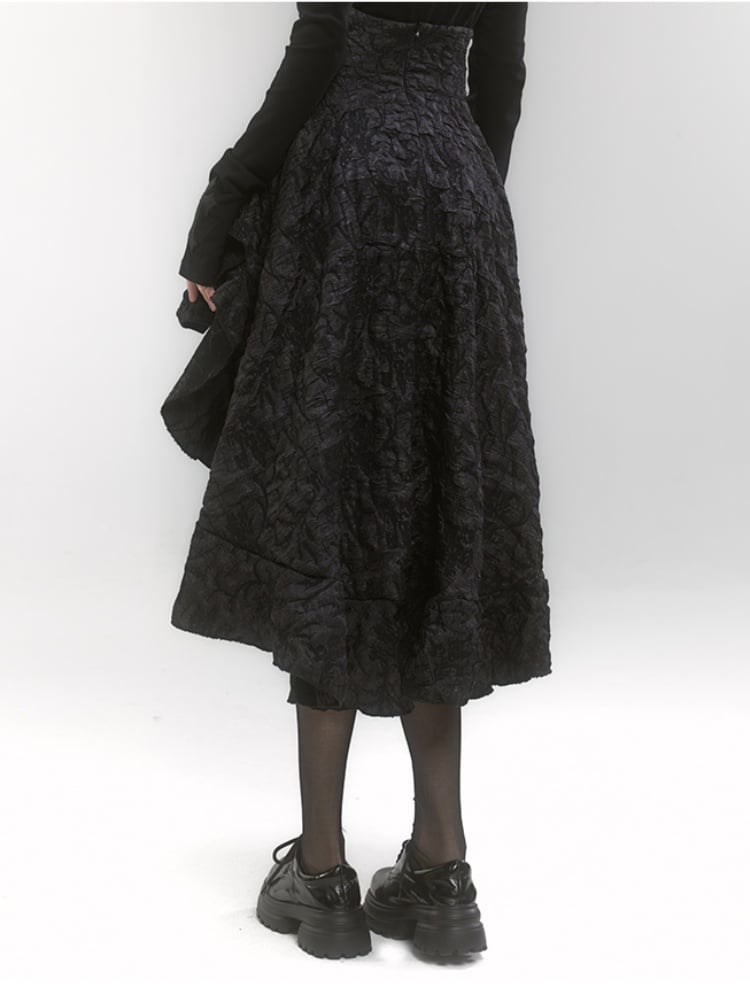 ゴシックブラックのハイウエストハイローフリルスカート。フロントにレースアップディテール。