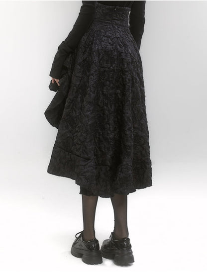 ゴシックブラックのハイウエストハイローフリルスカート。フロントにレースアップディテール。