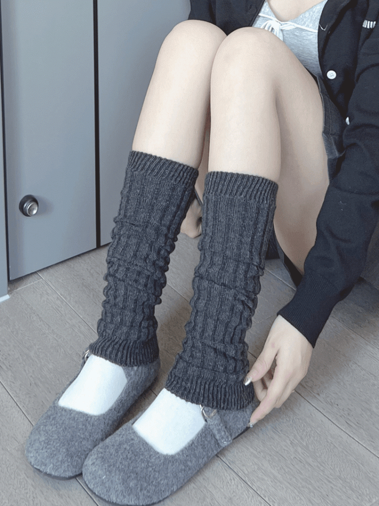 ホワイト/レッド/ライトグレー/ダークグレー/ブラックのニットレッグウォーマー