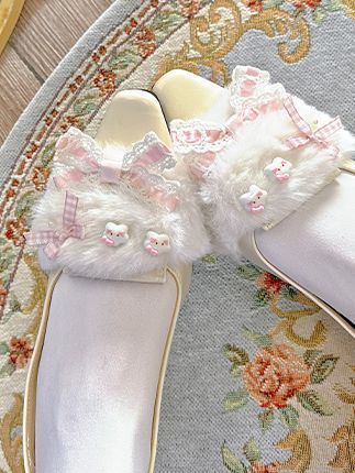 Aprikosenfarbene Slip-In-Ballerinas mit spitzer Zehenpartie und Schleife am oberen Absatz