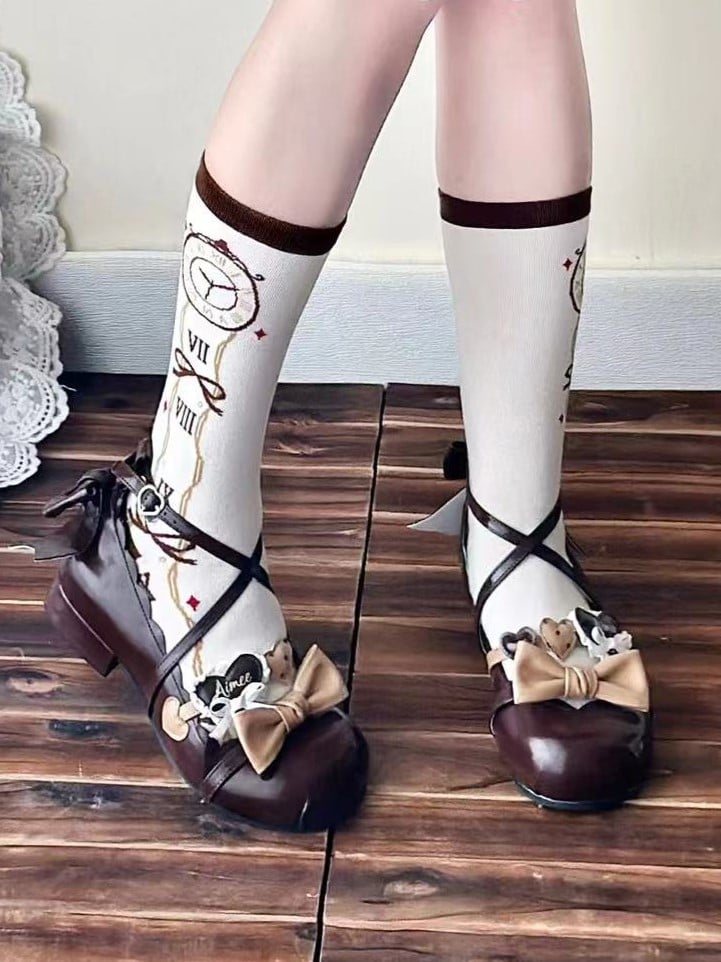 Wonderland Clock Socken Vibes Alice Lolita Kalbsleder im Braundruck