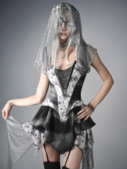Futuristisches schwarzes Basken-Taillen-Metall-Y3K-Kapuzenkleid mit Taschentuch-Saumketten Cyberpunk-Modefront