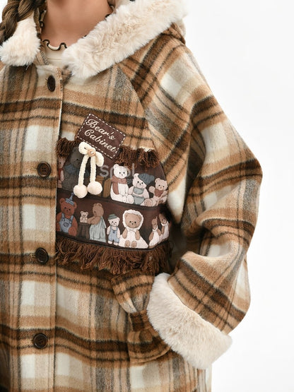 Brauner Wollmantel mit süßer Bären-Applikation und karierter Kapuze, lange Version