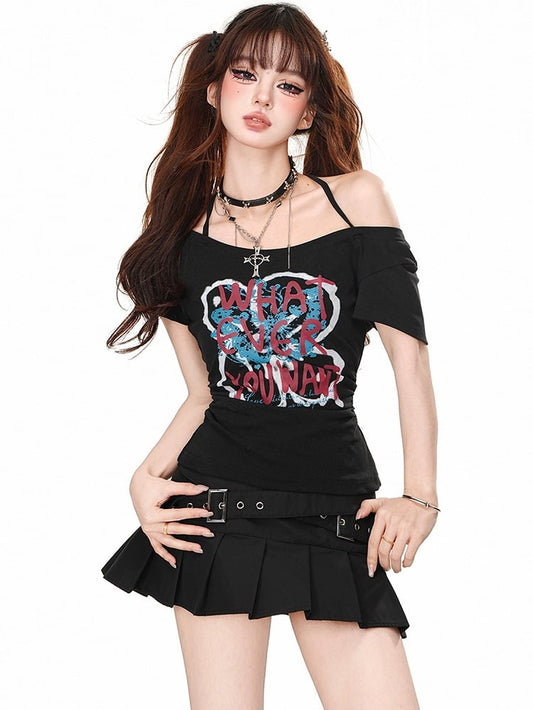 Schwarzes Neckholder-Top mit Graffiti-Buchstaben und gerüschtem Taillendetail