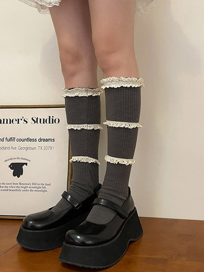 ダークグレーのスイートフリルカフスカーフソックス