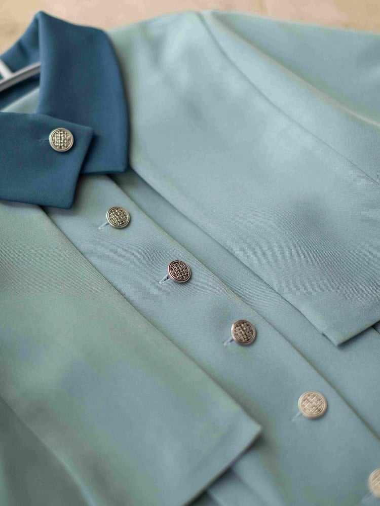 ボーバトンのユニフォーム風ダスティブルーのエレガントなヴィンテージフロントボタンプラケットワンピース（取り外し可能なケープ付き）