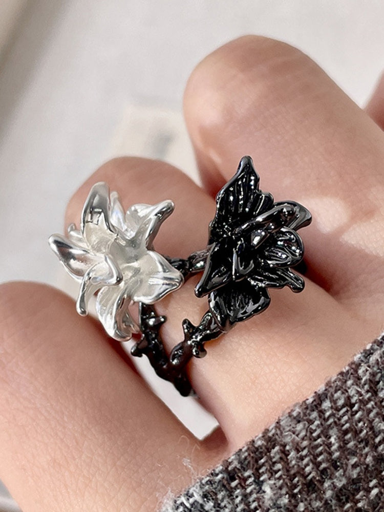 Schwarz-weißer Ring im Cheongsam-Stil mit Blumenmuster