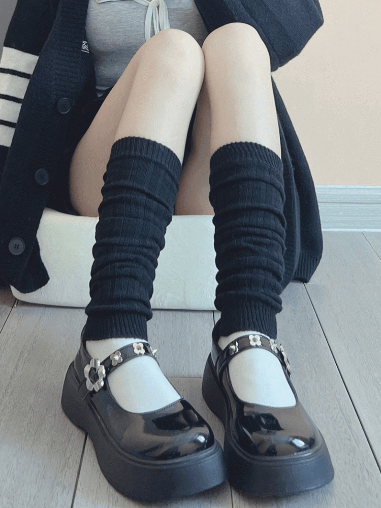 ホワイト/レッド/ライトグレー/ダークグレー/ブラックのニットレッグウォーマー