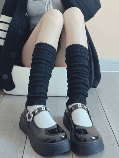 ホワイト/レッド/ライトグレー/ダークグレー/ブラックのニットレッグウォーマー