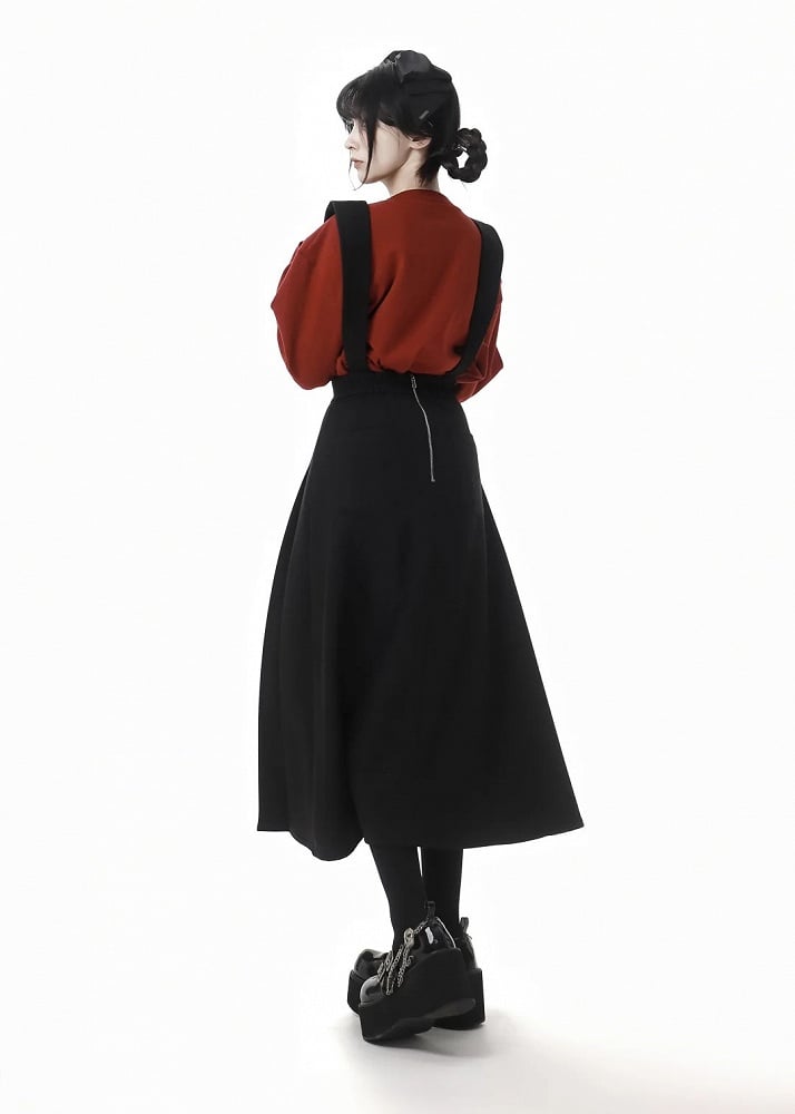 Schwarzer Faltenrock mit abnehmbaren Pompons