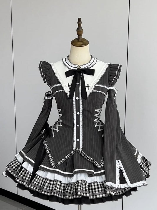 Gothic Lolita-Ärmel, gestreifte Flatterohren, dunkelgraues Kragenkleid bei Bunny mit Rücken