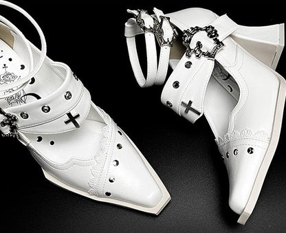 Punk-Spitze-Blockabsätze mit weißen Sargschnallen und Metallkreuz mit gotischen 8,5 cm