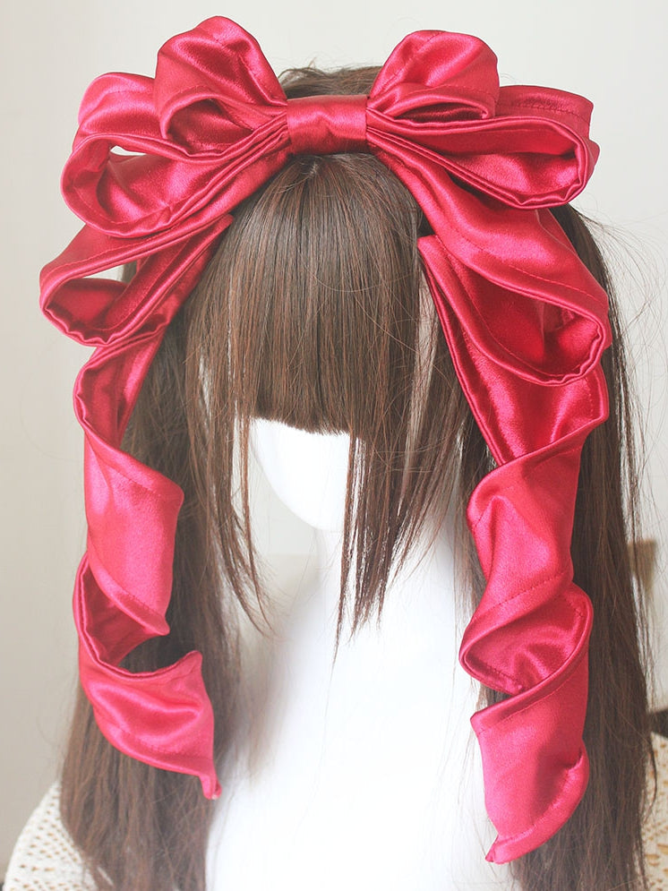 赤いサテンの特大の大きなリボンで飾られたKC