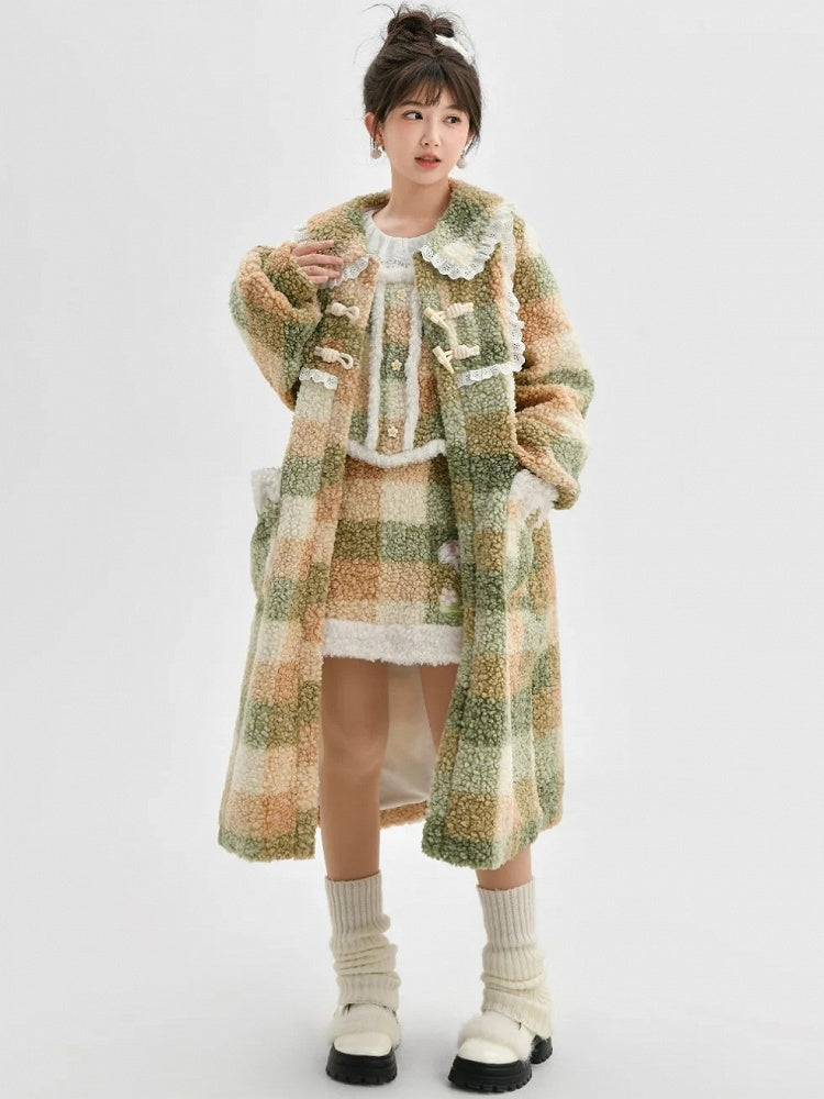 Grüner karierter Fleecemantel mit Polokragen und Spitzenbesatz