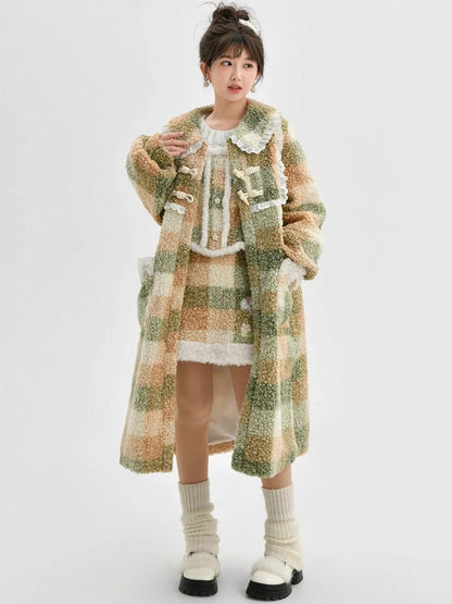 Grüner karierter Fleecemantel mit Polokragen und Spitzenbesatz