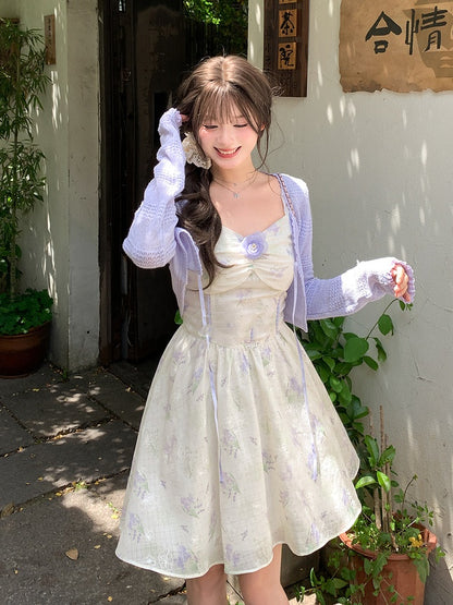 Lavendelfarbene Sommer-Strickjacke mit V-Ausschnitt und Blumenmuster