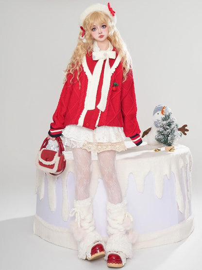 Rote Weihnachtsstrickjacke mit V-Ausschnitt und Kirschverzierung