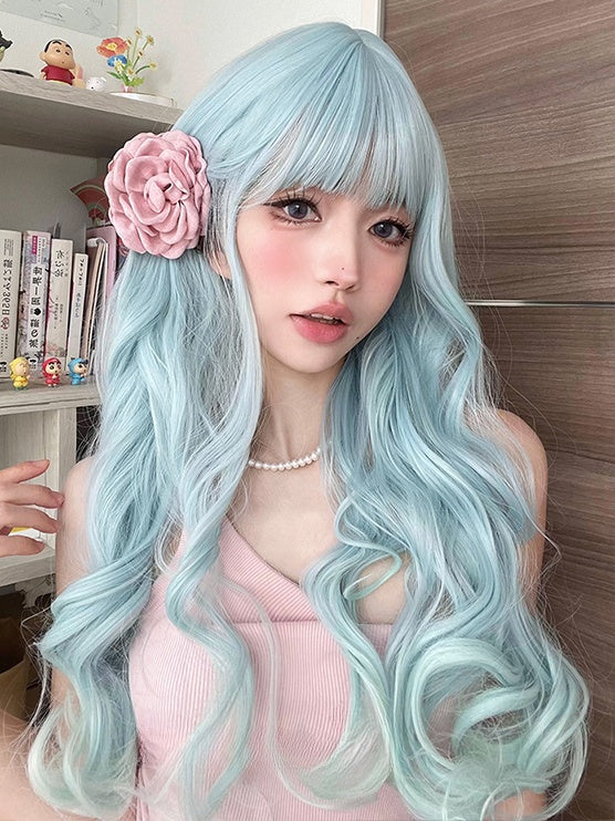 Hellblaue, gewellte Perücke mit Pony, 60 cm unter der Brustlänge