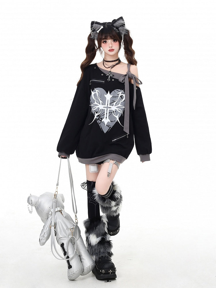 ブラックのアシンメトリーネックライン、セルフタイストラップ、ハート＆クロスプリントスウェットシャツ