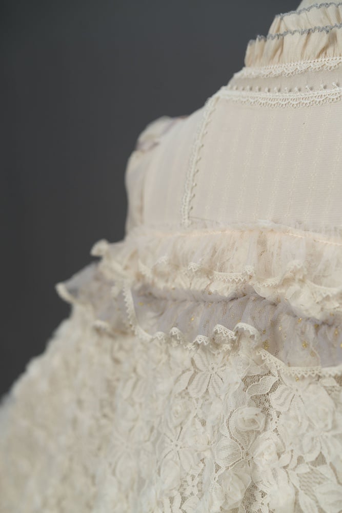 ベージュの花柄刺繍ショール