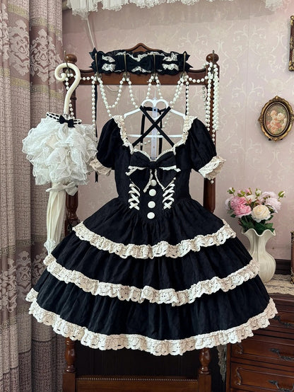 und Lolita-Taille, einteiliges Basken-Schulkleid aus Spitze, Beige, alter schwarzer Besatz