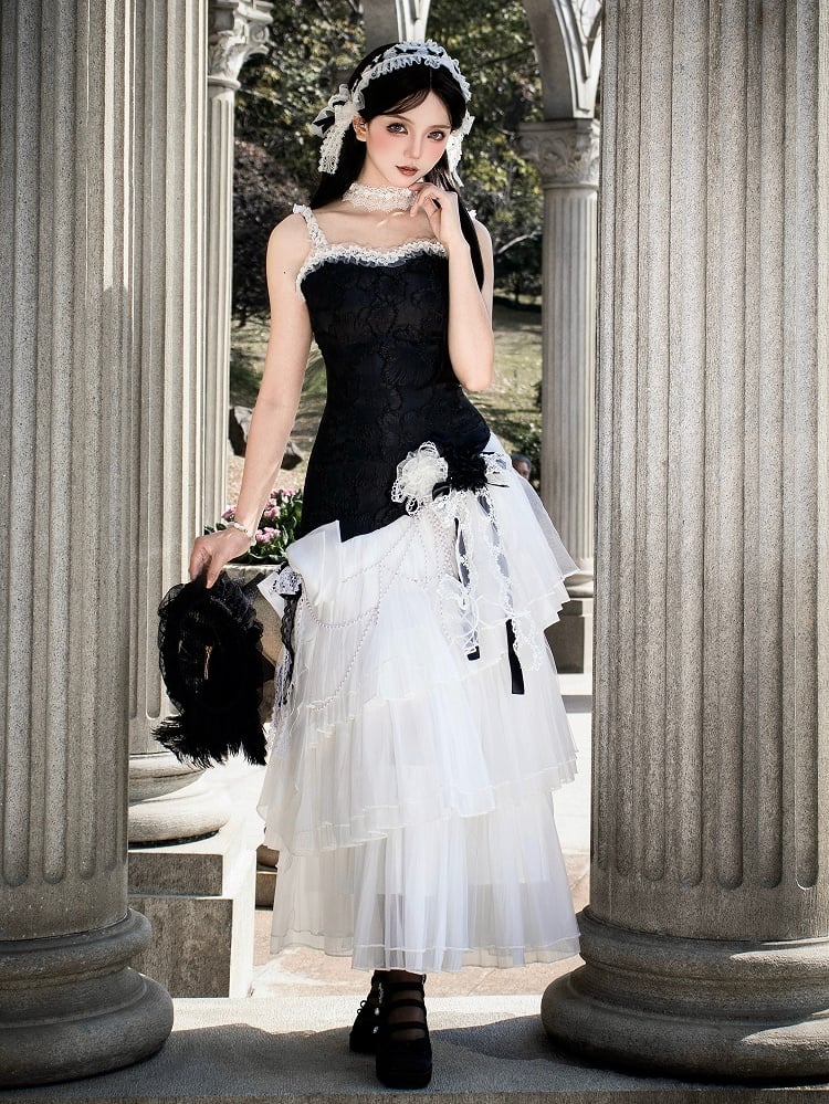 Klassisches Lolita-Kleid mit Lagen-Tüll und Jacquard-Oberteil und schmalem Saum, Schwarz/Weiß, geblümt