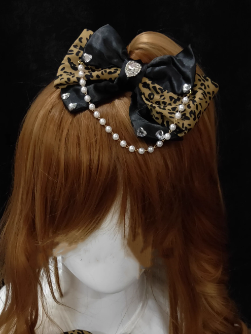 Herzförmige Haarspange mit Strass und Schleife im Leopardenmuster