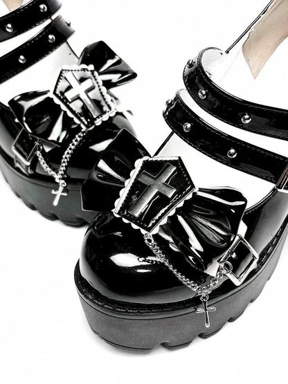 Talons hauts compensés noirs Lolita Gothiques avec clous