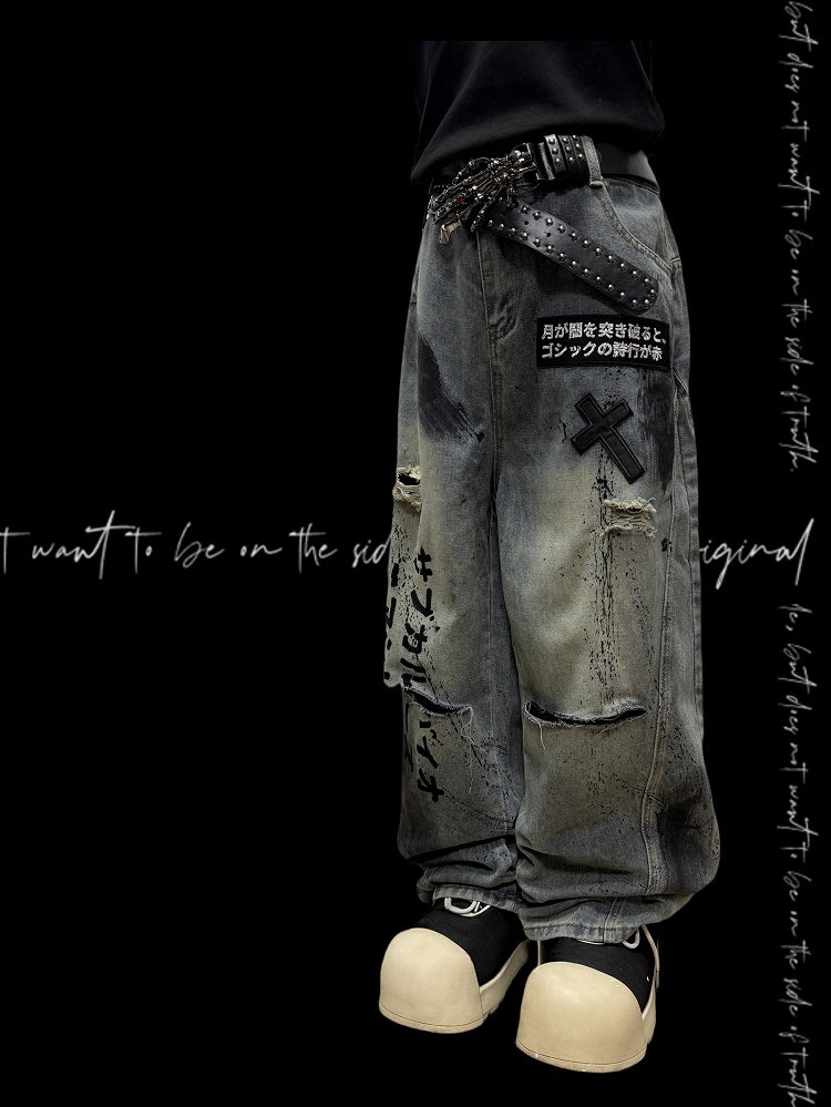 アップリケとブルーのカットディテール、クロス、ダメージ加工の穴、レタードのワイドレッグジーンズ