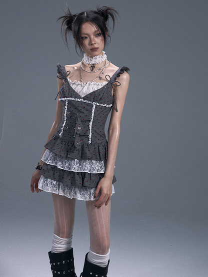 Plissiertes Unterkleid mit roten Herz- und Punktspitzenakzenten, grau, gestuft