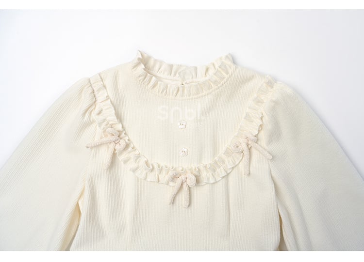 Weißes Kleid mit Schleifenakzenten, Rüschenausschnitt und langen Ärmeln