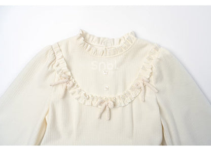 Weißes Kleid mit Schleifenakzenten, Rüschenausschnitt und langen Ärmeln