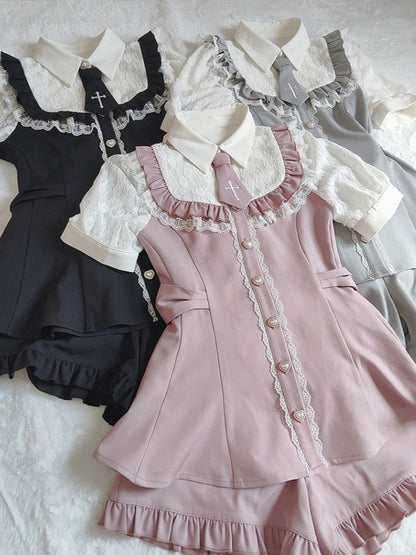 Knopfset – Shorts mit Spitzenherzen + Krawattenbesatz, Jirai Kei-Bluse in Pink + gerüschter Saum