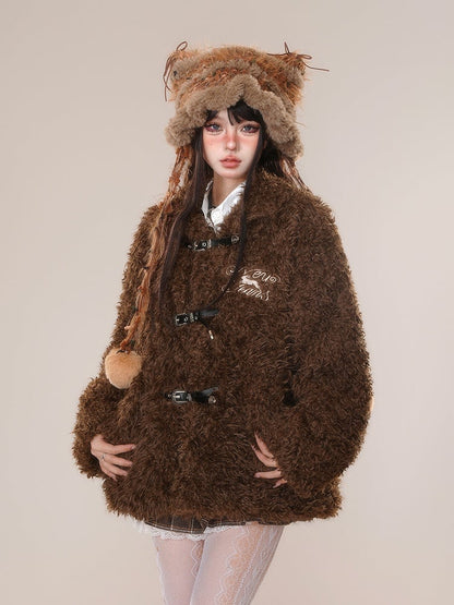 ダークブラウンのホワイトレターバックルストラップ付きテディコート