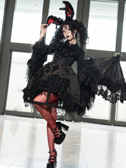 Schwarzes Gothic-Lolita-Hemd mit Glockenärmeln und Kreuzanhänger und spitzem Kragen