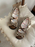 Braune Lolita-Schuhe mit Schnallenmuster und gestreiftem Herz- und Schleifendesign im Crisscross-Top-Design