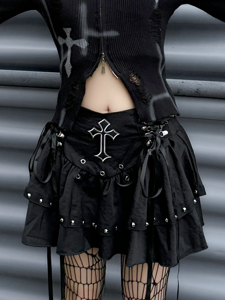 Gothic Punk Rock mit schwarzem Kreuz und Nieten-Akzenten und Schnürdetail