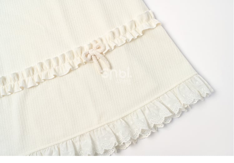 Weißes Kleid mit Schleifenakzenten, Rüschenausschnitt und langen Ärmeln