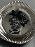 Schwarze Stickerei / Trankrote Brosche