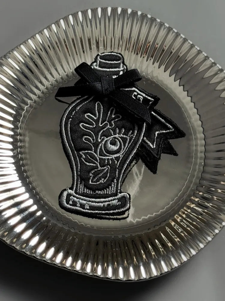 Schwarz/Rote Zaubertrank-Stickerei-Brosche