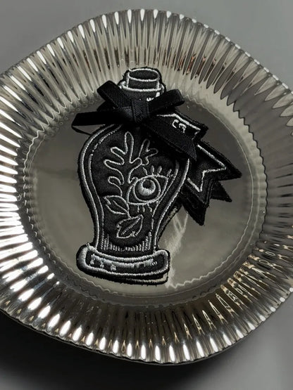 Schwarz/Rote Zaubertrank-Stickerei-Brosche