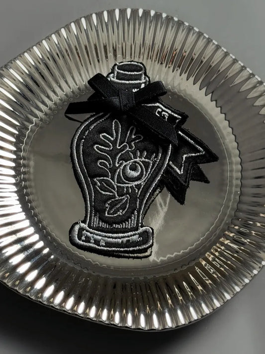 Schwarz/Rote Zaubertrank-Stickerei-Brosche