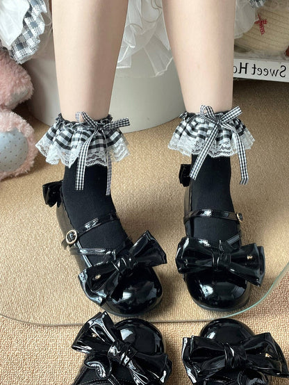 Chaussettes de cheville Lolita à volants en vichy noir et dentelle blanche