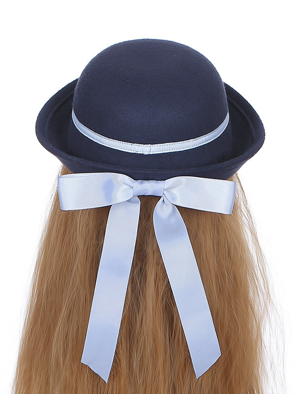 後ろにリボンが付いたネイビーブルーの帽子