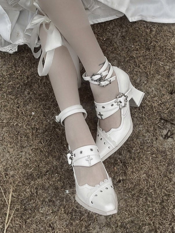 Punk-Spitze-Blockabsätze mit weißen Sargschnallen und Metallkreuz mit gotischen 8,5 cm