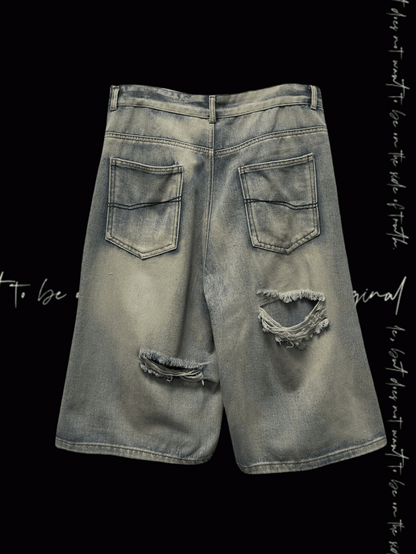 Blaue Punk-Jeans mit überkreuzten Trägern und Löchern im Distressed-Look im Y2K-Stil